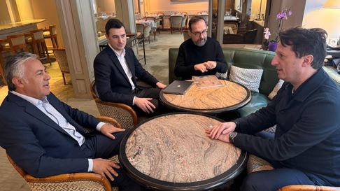 Alfredo Cornejo se reunió en París con ejecutivos de la empresa M2I Lifesciences. Alfredo Cornejo se reunió en París con ejecutivos de la empresa M2I Lifesciences.