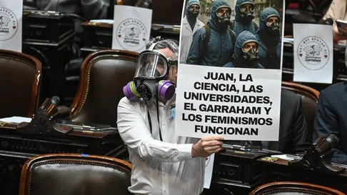 Netflix trajo de vuelta a El Eternauta. El diputado Paulón lo llevó al recinto. Netflix trajo de vuelta a El Eternauta. El diputado Paulón lo llevó al recinto.