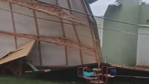 temporal en la plata: el viento le volo la casilla a un vecino temporal en la plata: el viento le volo la casilla a un vecino