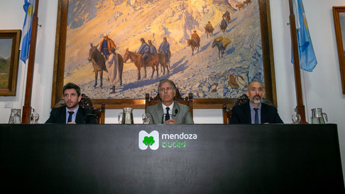 El Concejo Deliberante de Capital emplazó a Gustavo Gutiérrez por los dos ingresos que percibe. El Concejo Deliberante de Capital emplazó a Gustavo Gutiérrez por los dos ingresos que percibe.