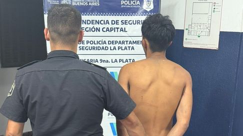 Cayó en La Plata un ladrón acusado de robar a mano armada un kiosco cercano a Plaza Rocha Cayó en La Plata un ladrón acusado de robar a mano armada un kiosco cercano a Plaza Rocha