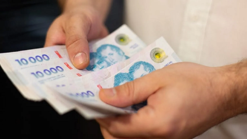 El Gobierno anunció un irrisorio aumento en el Salario Mínimo. El Gobierno anunció un irrisorio aumento en el Salario Mínimo.