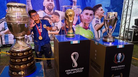 La foto con la Copa del Mundo en San Rafael La foto con la Copa del Mundo en San Rafael